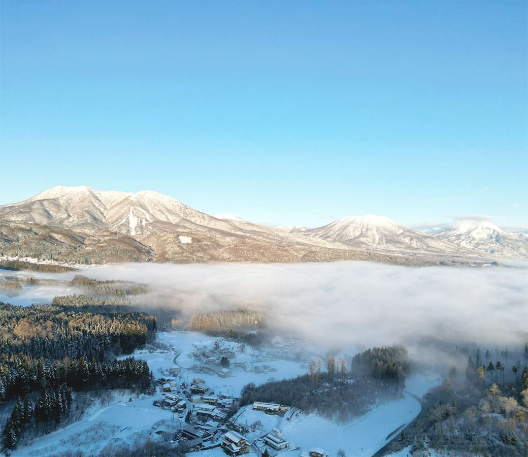 農家と山の写真