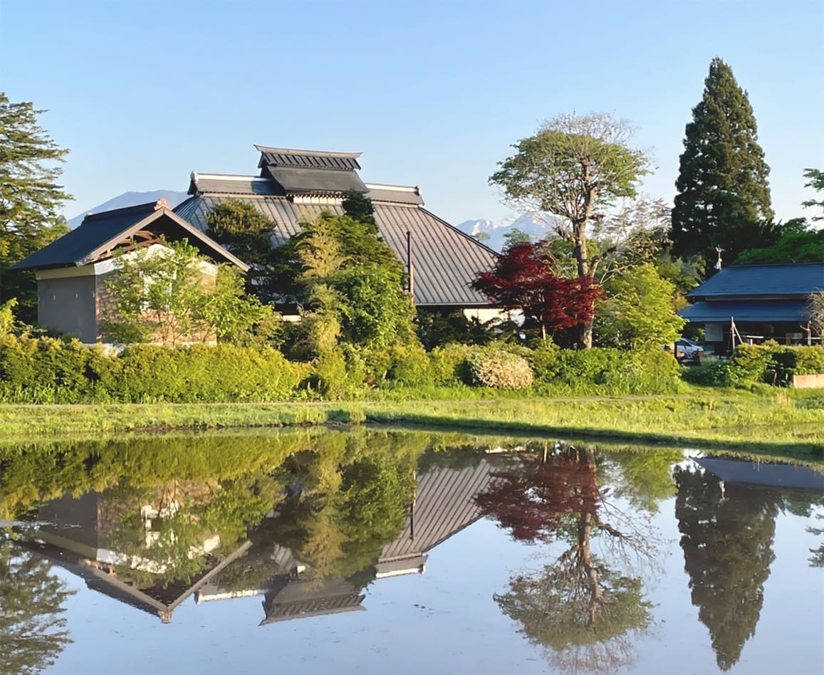 水鏡に映る古民家のらのら